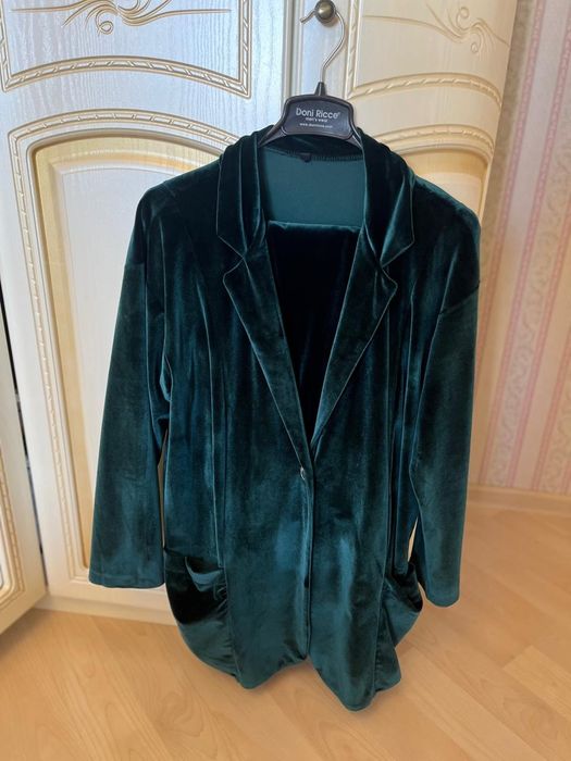 Платья и костюм продам