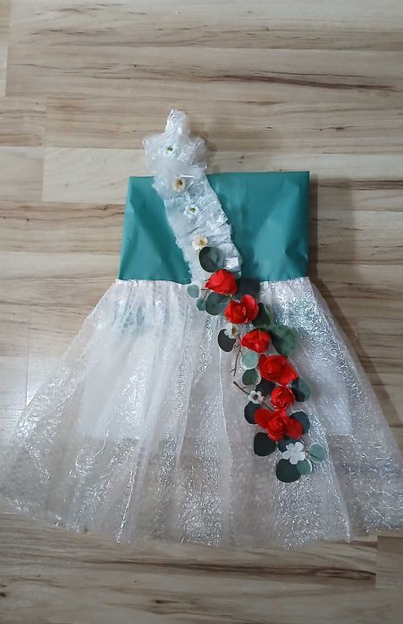 Rochie din materiale reciclabile,foarte frumoasa,mar 5-7 anii