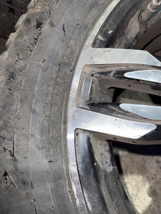 Продам комплект зимней резины на дисках