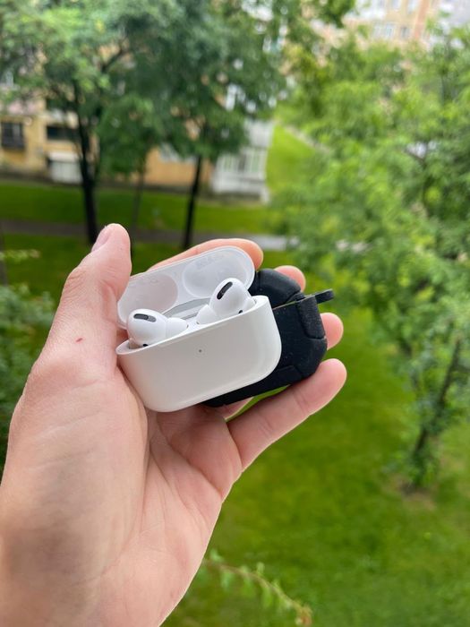• Apple AirPods Pro  • cu husa •