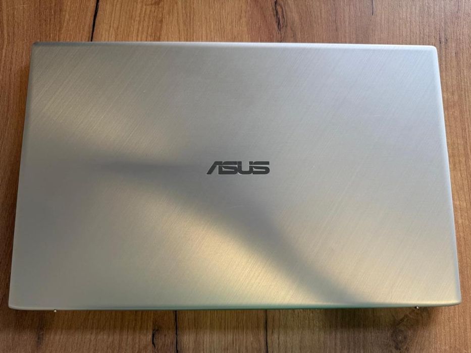 Laptop ASUS VivoBook 17 X712EA cu procesor Intel(R) Core(TM) -A-