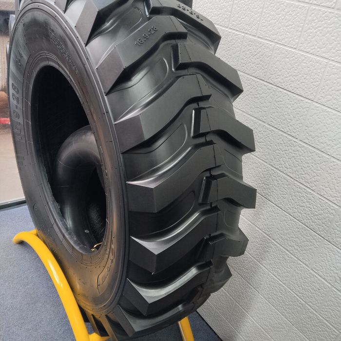 шины 16,9-28 на экскаватор 3 в 1