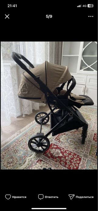Детская коляска коричневого цвета