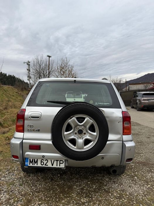 Toyota RAV-4 anul 2003