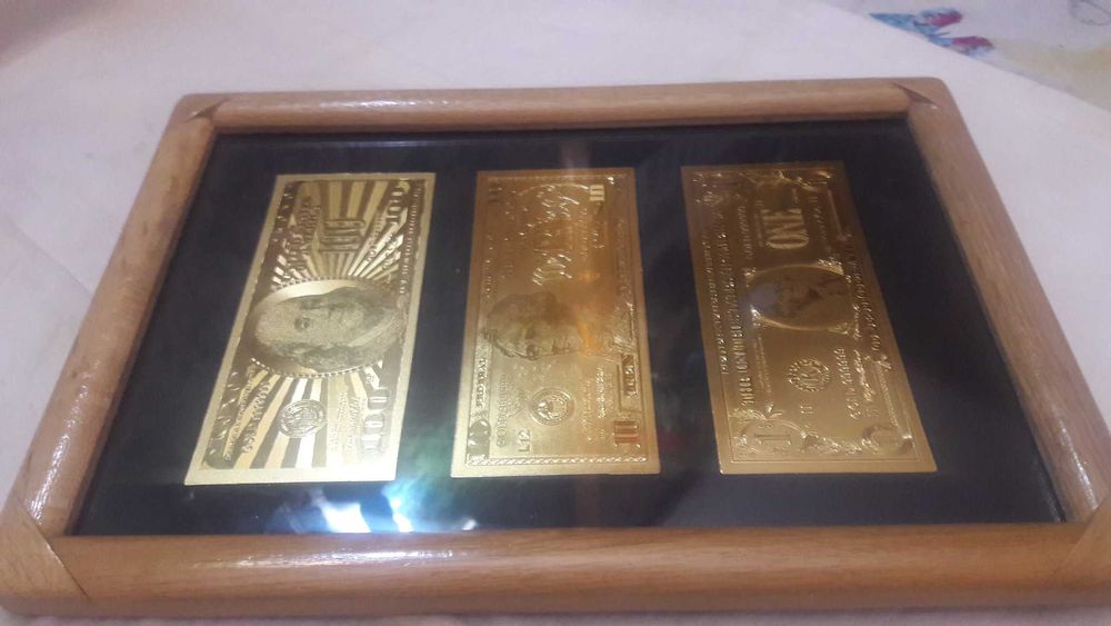 Золотые доллары США в рамке. Оформление из трёх штук