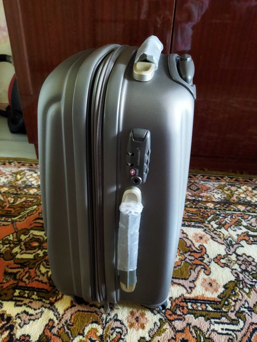Чемодан пластиковый