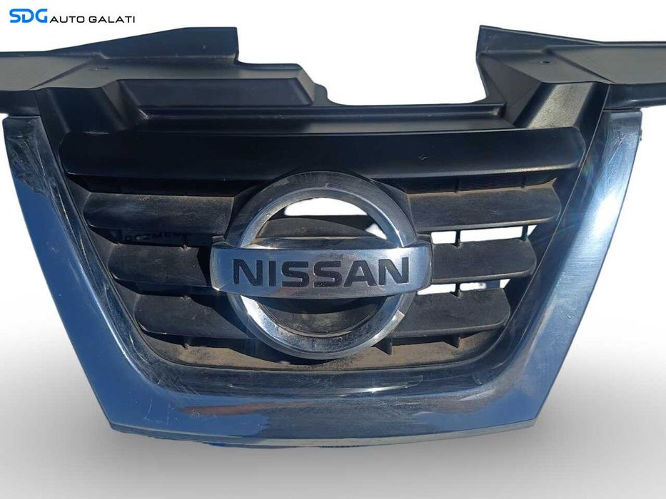 Grila Centrala cu Sigla Emblema Bara Spoiler Fata Nissan Juke F15 2010 - 2019 Cod 62070-1KA6A [A0769]