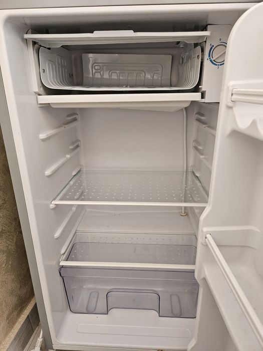 Малък компактен хладилник Elite