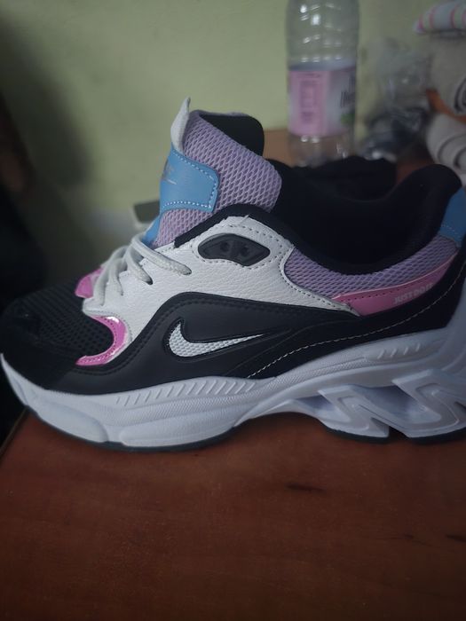 Adidași  Nike  noi