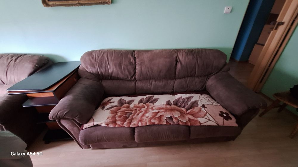 Vând set: două canapele spațioase + fotoliu.