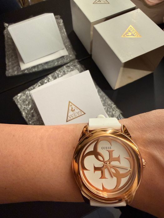 Бял часовник Guess със силиконова каишка