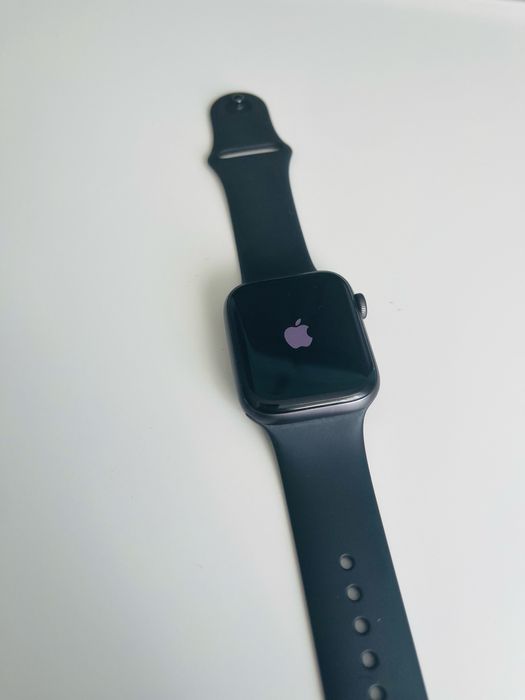 Apple Watch SE 44-мм.