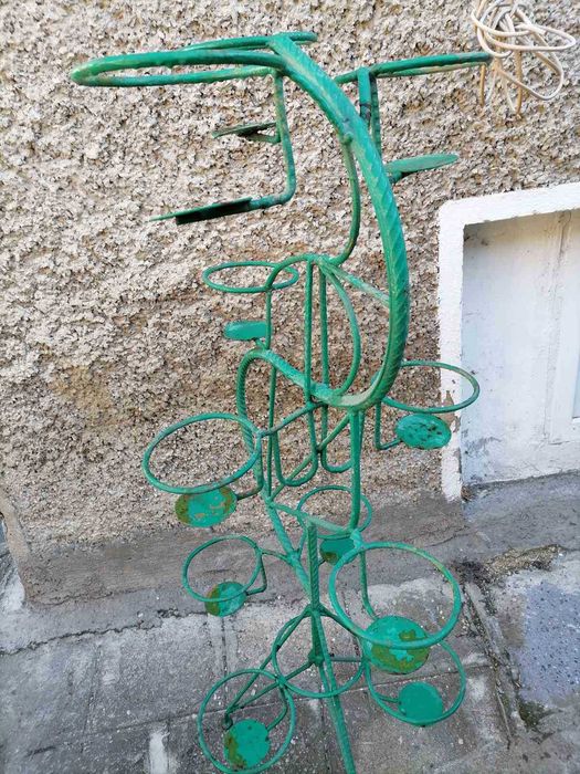 Продавам метален цветарник