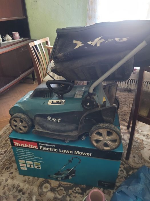Vând mașină te tuns iarba Makita 32