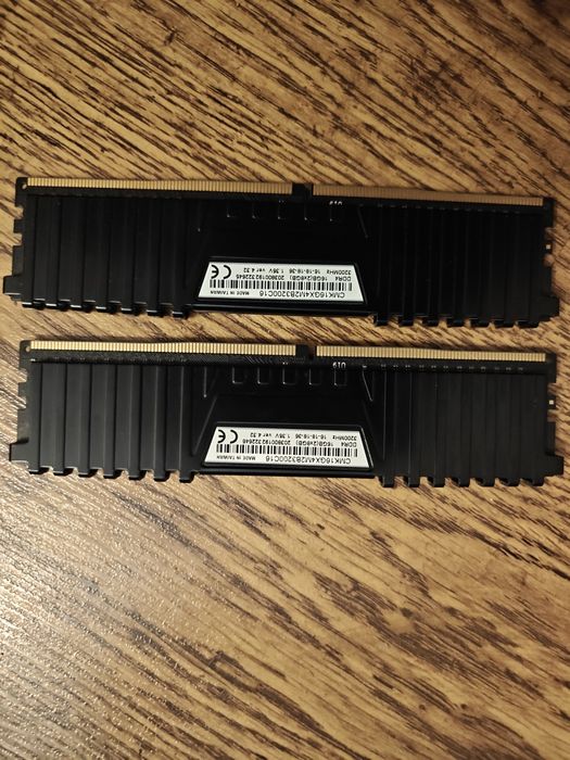 2 plăci RAM DDR4 16GB (2×8GB) 3200MHz