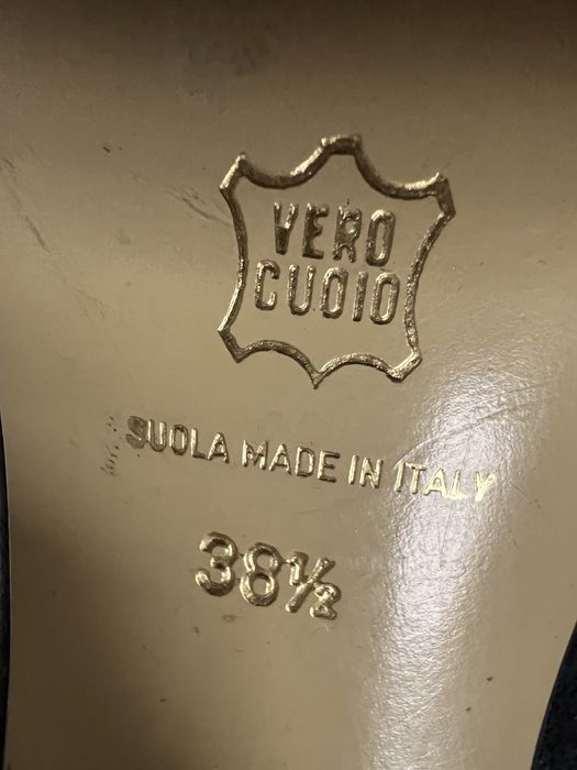 Продаются черные туфли