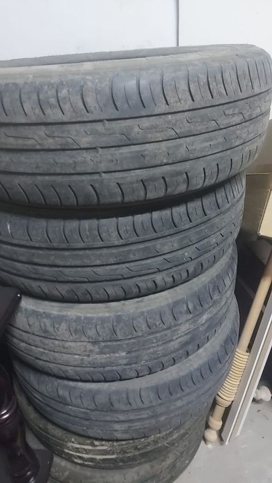 Резина для машины в хорошем состоянии.