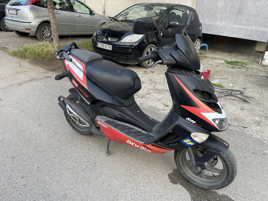 Продавам Априлия на части 50.кубика.