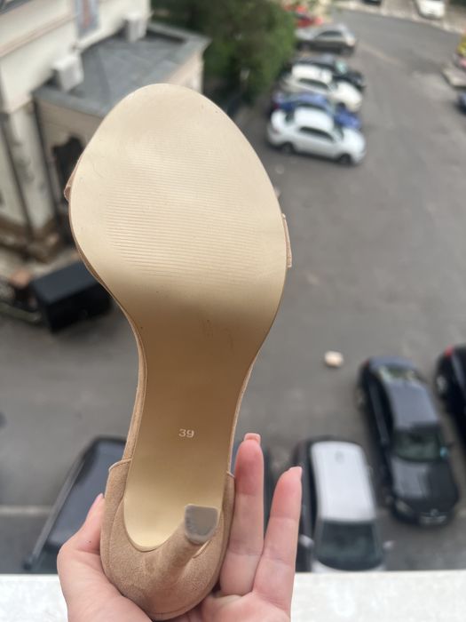 Sandale noi, din piele întoarsă