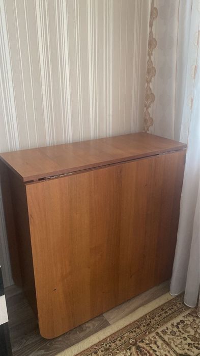 Продам стол на кухню/ в зал