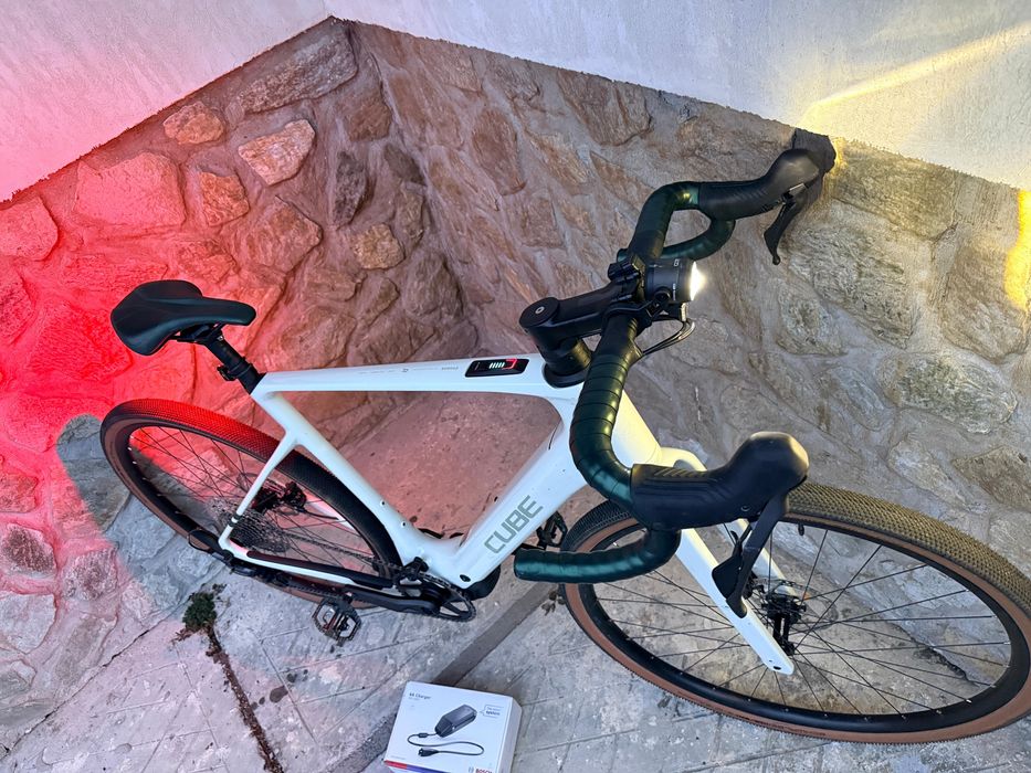 Bicicleta electrică cube nuroad hybrid 2025