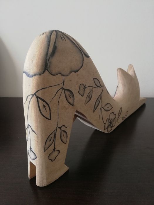 Голяма, закачлива и много сладка котка от дърво.