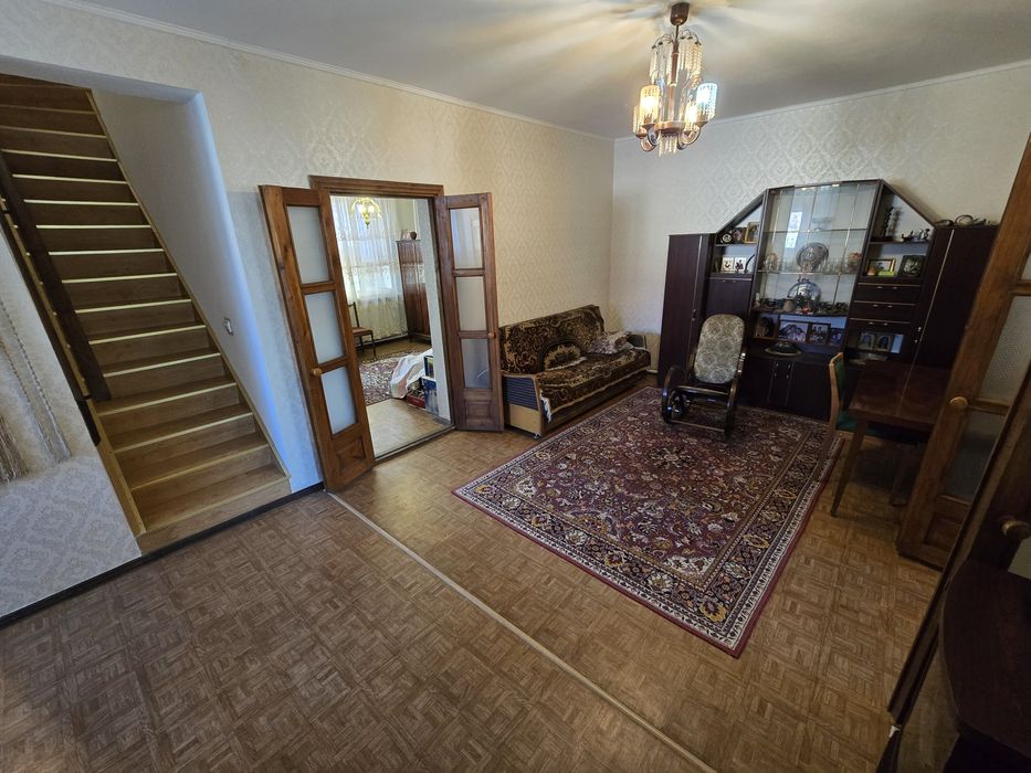 Продаётся 4-комнатный дом в центре города