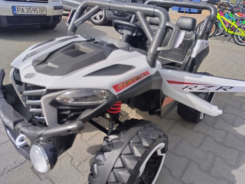 SAFARI двуместен акумулаторен джип JAKARTA 4x4 бял