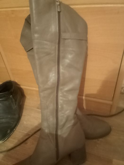 Қыстық, күздік аяқ киімдер сатылады. Продаёться.