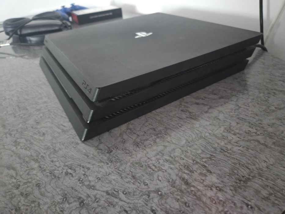 PS4 Pro cu 6 jocuri si controller