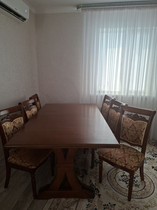 Гостиный стол ,стулья