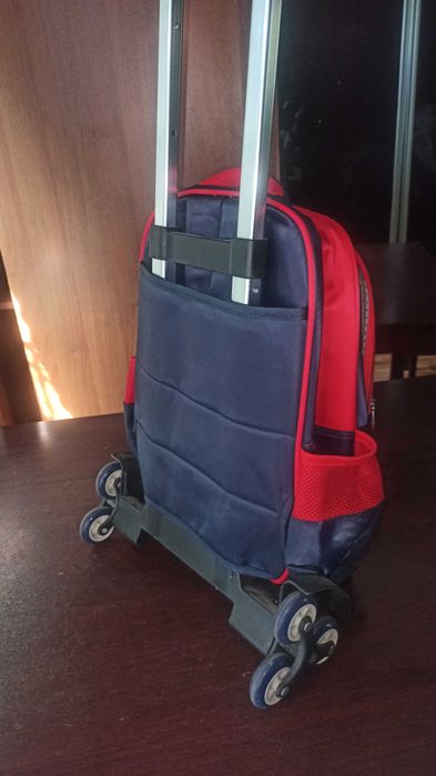 Школьная сумка на колесиках в идеальном состоянии для мальчиков.