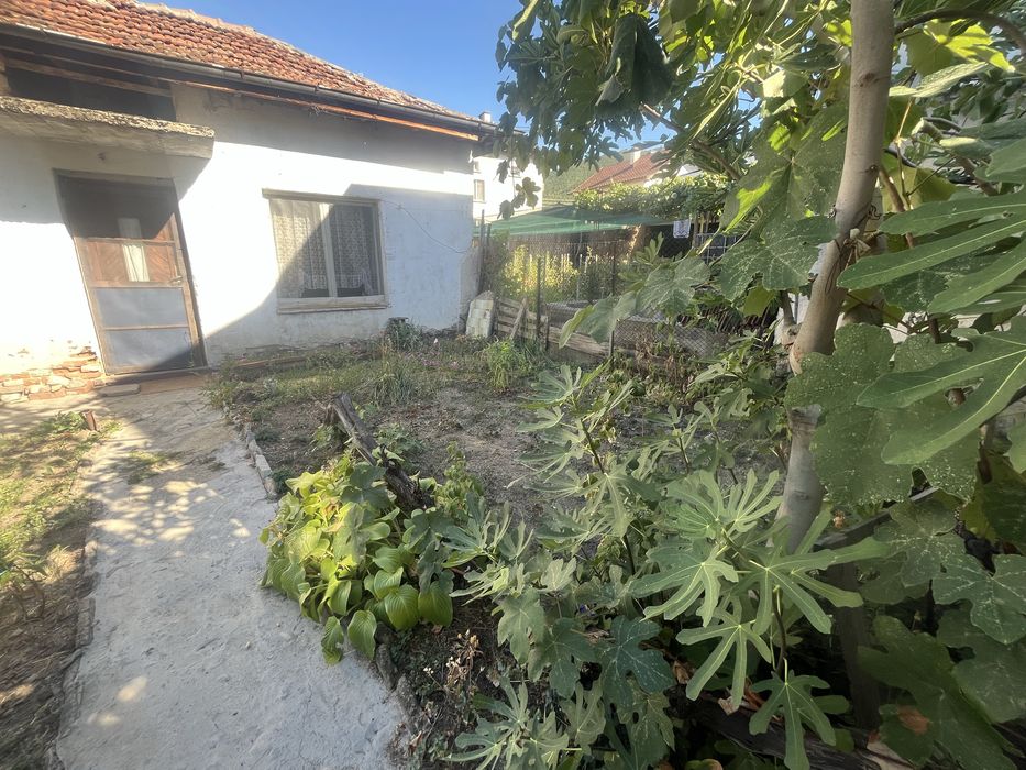 Къща с двор и втора самостоятелна жилищна сграда