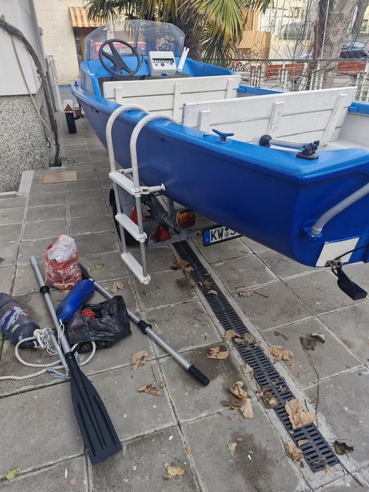 Лодка с колесар за разходка и риболов