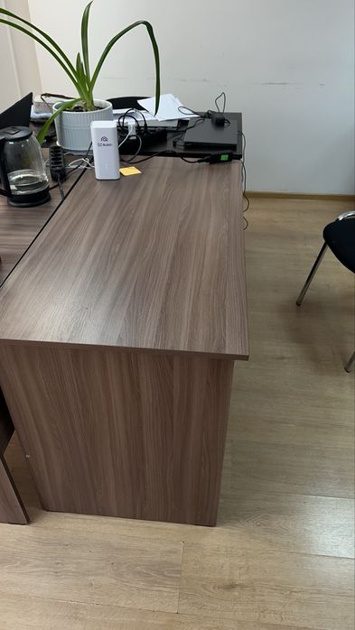 Офисные столы 3шт и шкафчик 1шт