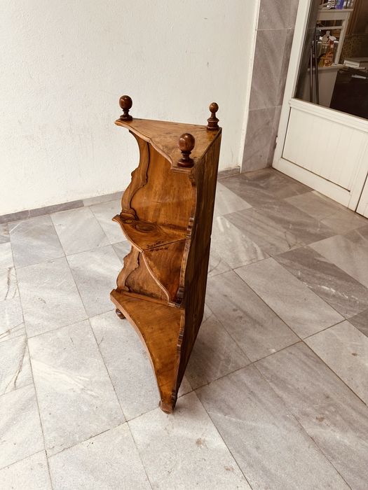 Антикварна ъглова етажерка от масивно дърво