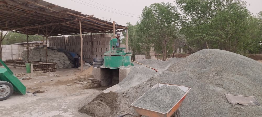 Shlakablok quyish uskunasi sotiladi. Kelishiladi.