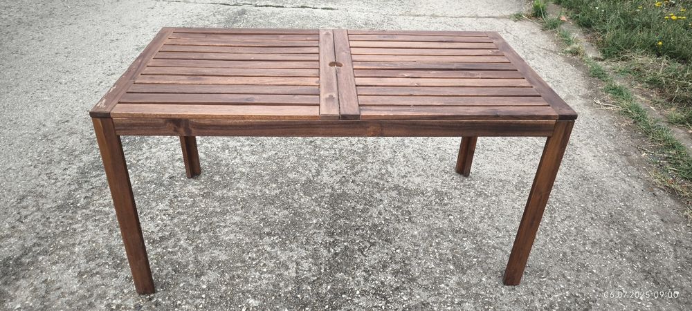 Дървена маса от екзотично дърво