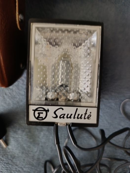 Подарявам Светкавица за стар фотоапарат.