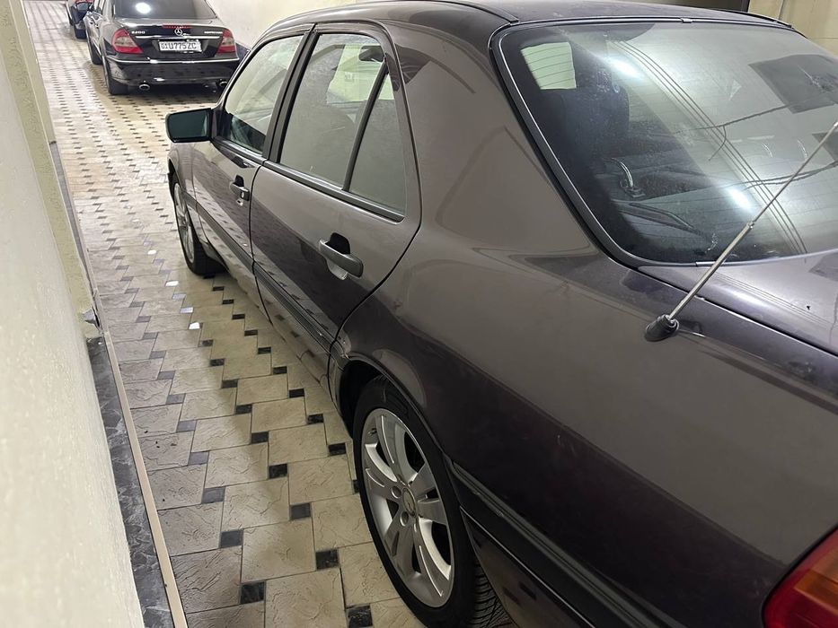 Mercedes w 202 sotiladi