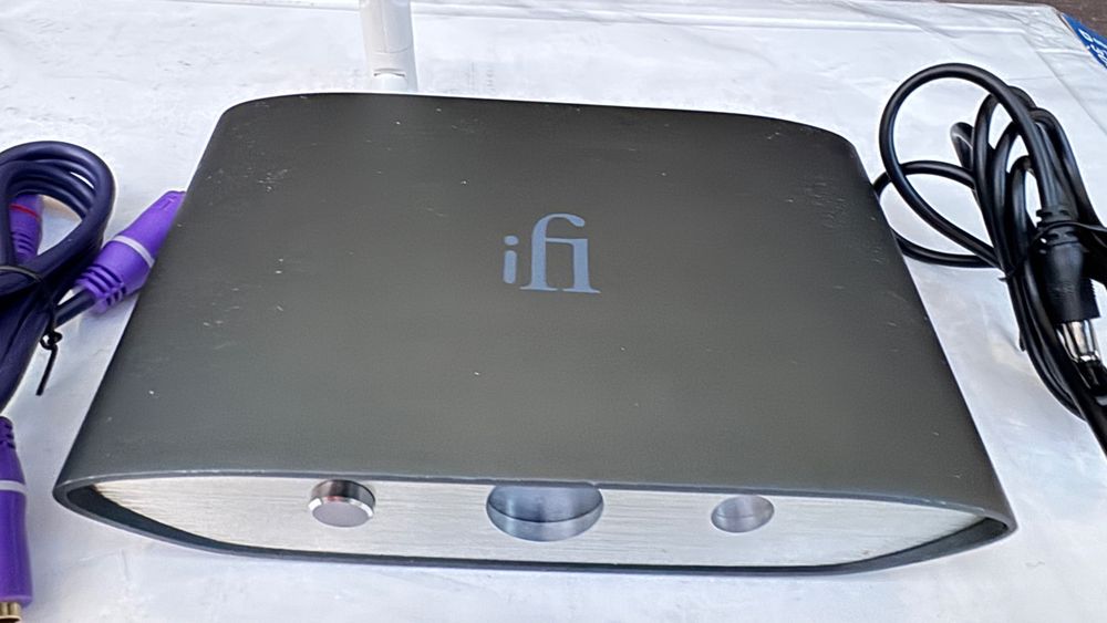 iFi Audio ZEN Blue V2 е аудиофилски Hi-Res Bluetooth приемник и DAC