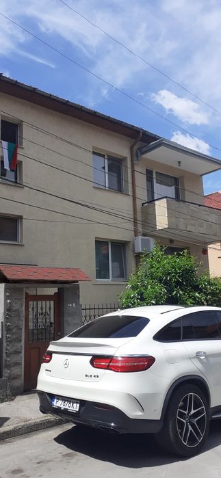 Eтаж от къща заедно с боксониера в приземния етаж