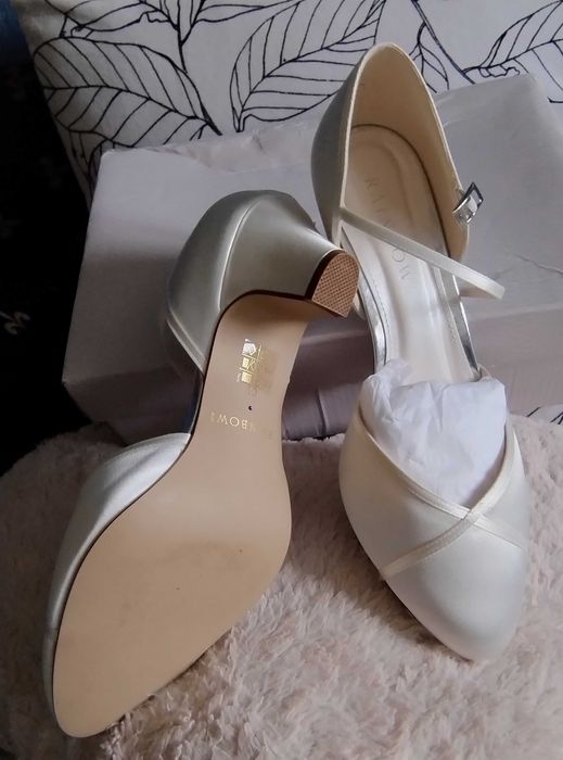 Маркови,Официални,Чисто нови сатен 39.5 номер и велур 39 номер