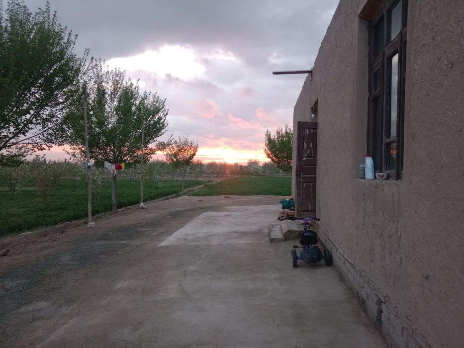 Uy sotiladi narxi kelishiladi !!!