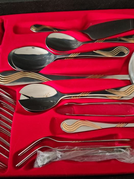 Продаётся набор столовых приборов.