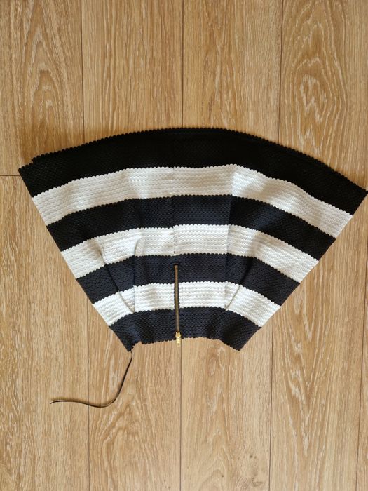 Две поли стилна дантеленс и разкроена