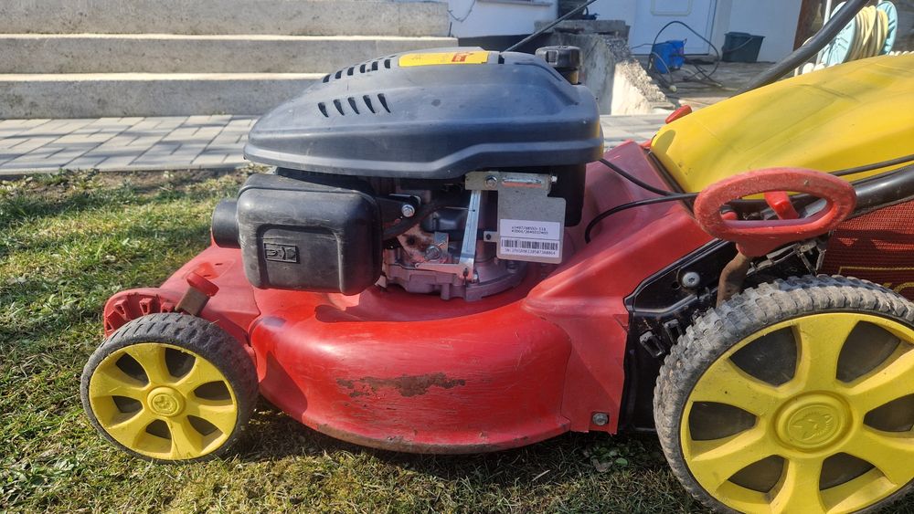 Vand masina de tuns iarba pe benzina cu tractiune