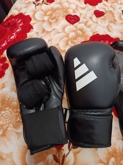 Mănuși de box 12 oz + doua perechi de bandaj mănușile folosite putin