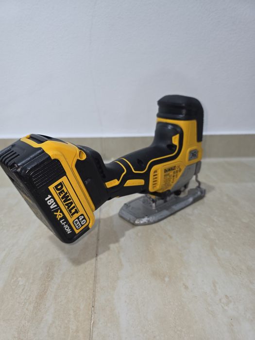 Fierastrau pendular Dewalt DCS335