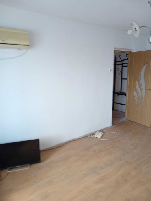 Inchiriez apartament cu 3  camere  semidecomandat in centru